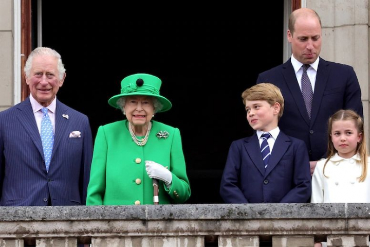 Regina Elisabeta a II-a l-a felicitat emotionant pe stranepotul sau, Printul George: „Cata dragoste si afectiune!” - FOTO Regina Elisabeta a II-a l-a felicitat emotionant pe stranepotul sau, Printul George: „Cata dragoste si afectiune!” - FOTO