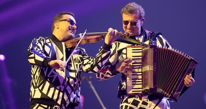 Sunt mai motivati ca niciodata! Vitalie si Vasile Advahov au primit butonul de argint de la Youtube: „Vom munci si mai mult” - FOTO Sunt mai motivati ca niciodata! Vitalie si Vasile Advahov au primit butonul de argint de la Youtube: „Vom munci si mai mult” - FOTO