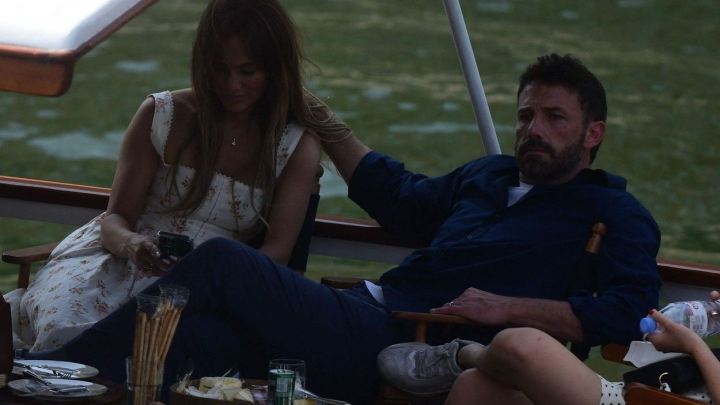 Ben Affleck, sleit de puteri in luna de miere cu JLo! Imaginile cu el sforaind in Paris au devenit virale Ben Affleck, sleit de puteri in luna de miere cu JLo! Imaginile cu el sforaind in Paris au devenit virale