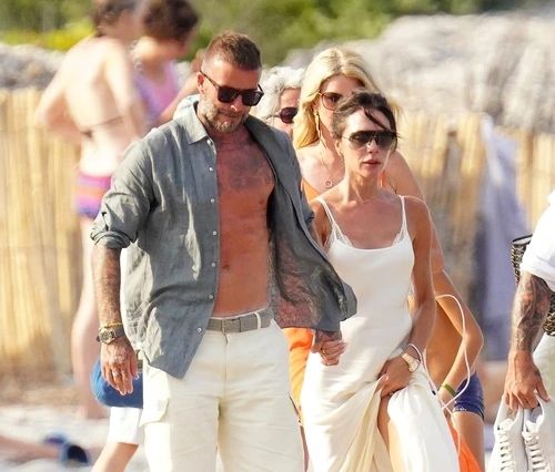 Victoria Beckham arata ca o adolescenta in costum de baie. Este mai slaba decat fiica ei de 11 ani, Harper Victoria Beckham arata ca o adolescenta in costum de baie. Este mai slaba decat fiica ei de 11 ani, Harper