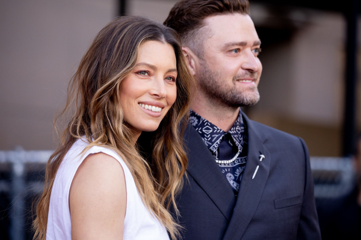 La aproape 10 ani de casatorie - la fel de indragostiti! Justin Timberlake si sotia, sarut romantic pe malul marii - FOTO La aproape 10 ani de casatorie - la fel de indragostiti! Justin Timberlake si sotia, sarut romantic pe malul marii - FOTO