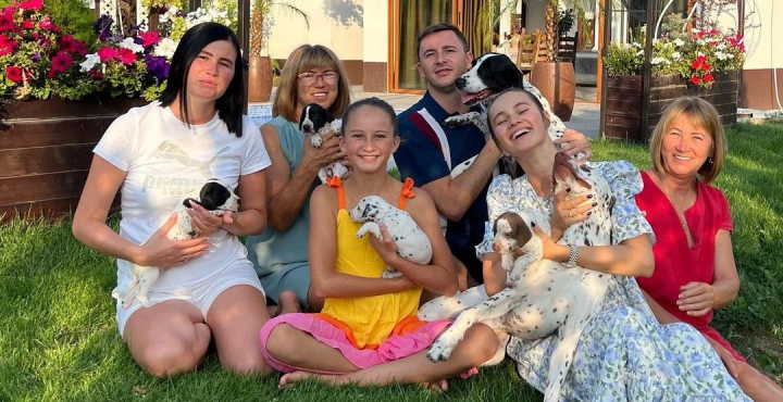 Muzica ii uneste! Emilian Cretu a publicat pe Instagram un videoclip amuzant, unde canta alaturi de familia sa. Vezi cine dintre membrii familiei actorului intoneaza cel mai bine: „Am ras cu lacrimi” - VIDEO Muzica ii uneste! Emilian Cretu a publicat pe Instagram un videoclip amuzant, unde canta alaturi de familia sa. Vezi cine dintre membrii familiei actorului intoneaza cel mai bine: „Am ras cu lacrimi” - VIDEO