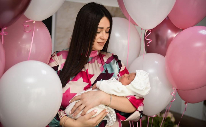 Fiica Danielei Cheltuitor - sedinta foto adorabila cu ocazia aniversarii a 4 luni de viata. Vezi cat de mult a crescut Eva: „Are mama fata mare” - FOTO Fiica Danielei Cheltuitor - sedinta foto adorabila cu ocazia aniversarii a 4 luni de viata. Vezi cat de mult a crescut Eva: „Are mama fata mare” - FOTO