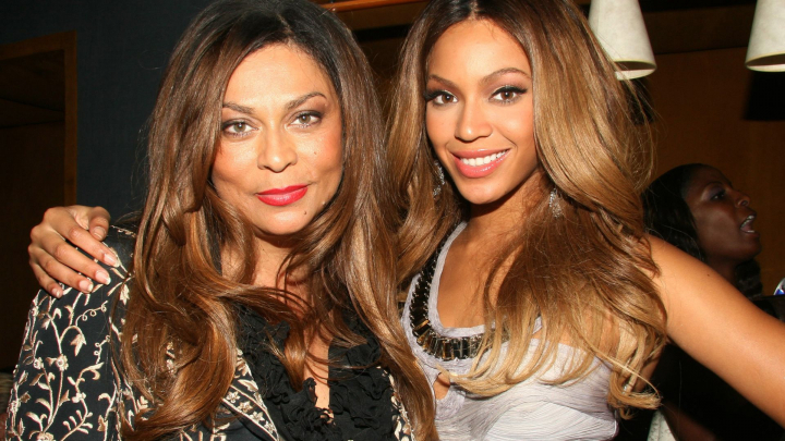 Mama lui Beyonce reuseste sa arate uimitor la varsta de 68 de ani. Tina Lawson si-a etalat silueta intr-un costum inflorat - FOTO Mama lui Beyonce reuseste sa arate uimitor la varsta de 68 de ani. Tina Lawson si-a etalat silueta intr-un costum inflorat - FOTO