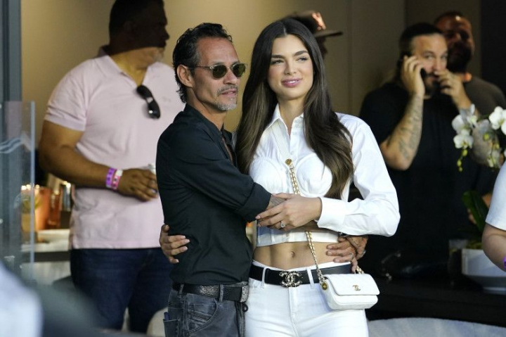 Marc Anthony si logodnica sa cu 30 de ani mai tanara, protagonistii unui sarut pasional la un meci de fotbal - FOTO Marc Anthony si logodnica sa cu 30 de ani mai tanara, protagonistii unui sarut pasional la un meci de fotbal - FOTO