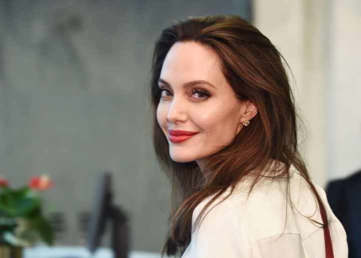 Angelina Jolie nu uita sa fie o mama cool. Actrita, filmata in timp ce dansa impreuna cu fiica ei, in varsta de 17 ani Angelina Jolie nu uita sa fie o mama cool. Actrita, filmata in timp ce dansa impreuna cu fiica ei, in varsta de 17 ani