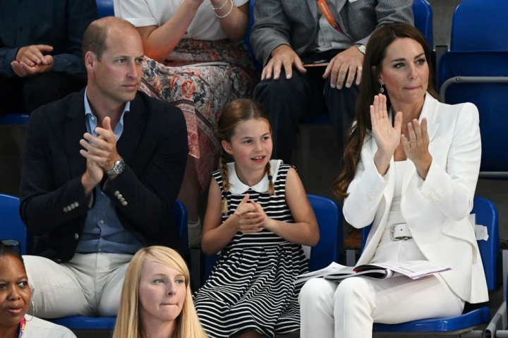 Ducii de Cambridge au furat privirile tuturor la cea mai recenta aparitie publica. Printesa Charlotte i-a insotit pe Kate si William Ducii de Cambridge au furat privirile tuturor la cea mai recenta aparitie publica. Printesa Charlotte i-a insotit pe Kate si William