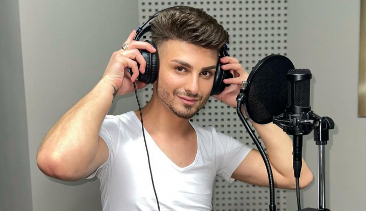 Va intoarce toate privirile pe strada! Johy Davis are cosite si par lung. Cum il prinde pe interpret noua schimbare: „Bravo pentru curaj” - FOTO Va intoarce toate privirile pe strada! Johy Davis are cosite si par lung. Cum il prinde pe interpret noua schimbare: „Bravo pentru curaj” - FOTO