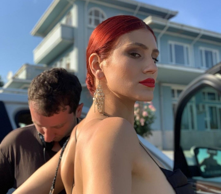 O romanca a devenit virala, dupa ce a marturisit ca are 9 nume. Cum o cheama pe tanara O romanca a devenit virala, dupa ce a marturisit ca are 9 nume. Cum o cheama pe tanara