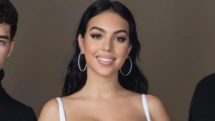 Tinuta de peste 2 milioane de euro purtata de Georgina Rodriguez. Partenera lui Cristiano Ronaldo a iesit imbracata asa in oras - FOTO
Tinuta de peste 2 milioane de euro purtata de Georgina Rodriguez. Partenera lui Cristiano Ronaldo a iesit imbracata asa in oras - FOTO