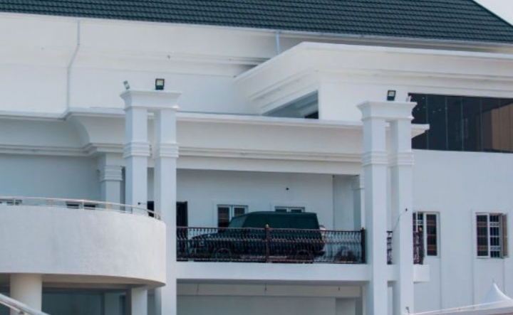 Un fotbalist si-a construit casa visurilor sale. Cum isi parcheaza masina direct pe balcon