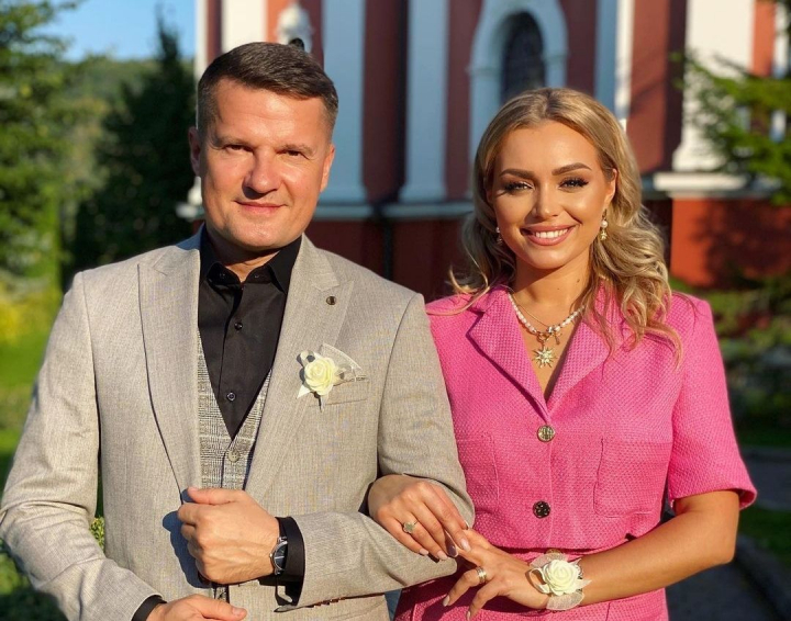 „Nasii bogatasii” - Marcel si Kornelia Stefanet au fost dusi acasa cu caruta. Vezi ce tinuta splendida a avut interpreta si cat de bine s-au distrat la nunta - FOTO/VIDEO