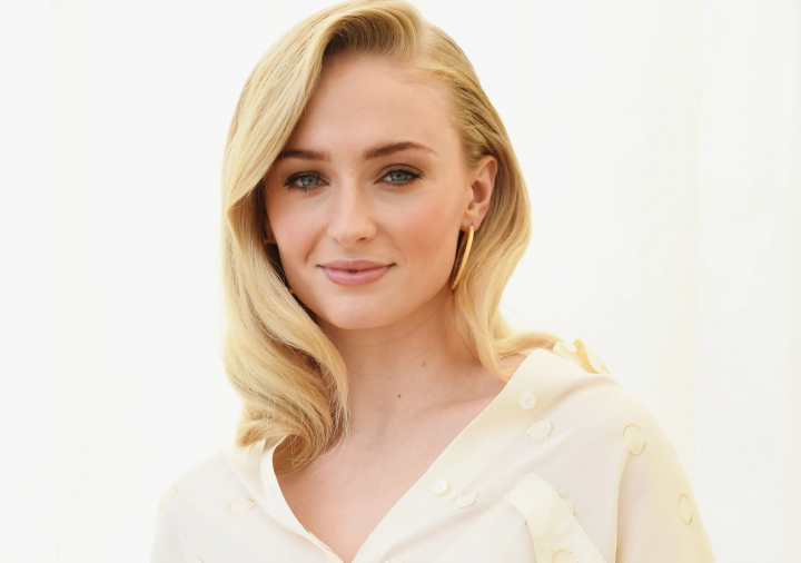 Sophie Turner - silueta perfecta la o luna dupa ce a nascut. Ce tinuta a purtat actrita la ultima sa aparitie in public - FOTO Sophie Turner - silueta perfecta la o luna dupa ce a nascut. Ce tinuta a purtat actrita la ultima sa aparitie in public - FOTO