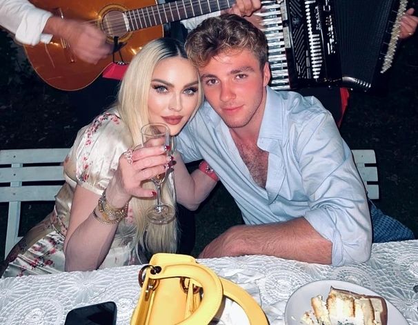 Madonna si-a sarbatorit fiul, care a implinit 22 de ani: ”Ca de la un Leu la altul...” Azi diva face 64 de ani Madonna si-a sarbatorit fiul, care a implinit 22 de ani: ”Ca de la un Leu la altul...” Azi diva face 64 de ani