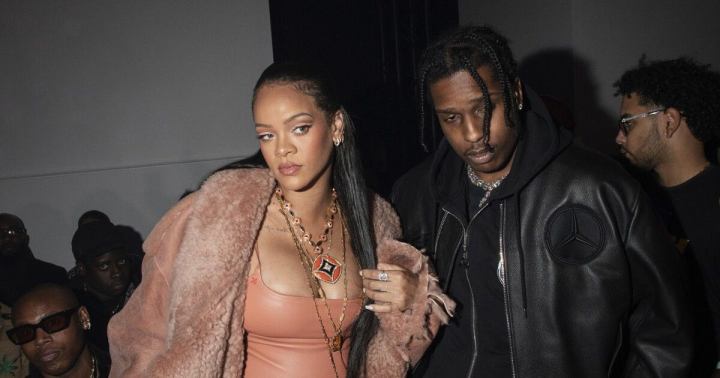 Rihanna si A$AP Rocky au fost vazuti pentru prima data alaturi de copilul lor. Cei doi parinti au zburat cu un avion privat in Los Angeles - FOTO
Rihanna si A$AP Rocky au fost vazuti pentru prima data alaturi de copilul lor. Cei doi parinti au zburat cu un avion privat in Los Angeles - FOTO