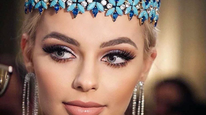 Cum a fost filmata la piscina cea mai frumoasa femeie din lume. Te cucereste dintr-o privire Cum a fost filmata la piscina cea mai frumoasa femeie din lume. Te cucereste dintr-o privire