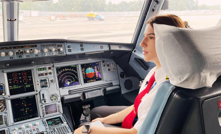 La doar 23 de ani, Alexandra este prima femeie pilot din Republica Moldova! Afla povestea sa, dar si motivul pentru care tanara a ales sa ramana in tara pentru a profesa - FOTO
La doar 23 de ani, Alexandra este prima femeie pilot din Republica Moldova! Afla povestea sa, dar si motivul pentru care tanara a ales sa ramana in tara pentru a profesa - FOTO
