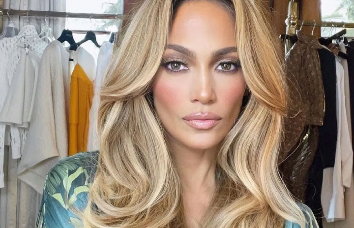 Jennifer Lopez a purtat o rochie de 2 milioane de dolari la nunta sa! Vezi cum a aratat aceasta, dar si celelalte doua tinute realizate de Ralph Lauren - FOTO Jennifer Lopez a purtat o rochie de 2 milioane de dolari la nunta sa! Vezi cum a aratat aceasta, dar si celelalte doua tinute realizate de Ralph Lauren - FOTO