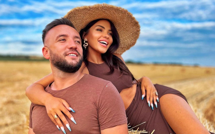 Sotii Maxian isi petrec vacanta pe una dintre cele mai frumoase insule din Grecia! Afla de ce au decis cei doi sa plece in Santorini fara copii: „Este o insula minunata care nu poate fi vazuta pe fuga...” - FOTO Sotii Maxian isi petrec vacanta pe una dintre cele mai frumoase insule din Grecia! Afla de ce au decis cei doi sa plece in Santorini fara copii: „Este o insula minunata care nu poate fi vazuta pe fuga...” - FOTO