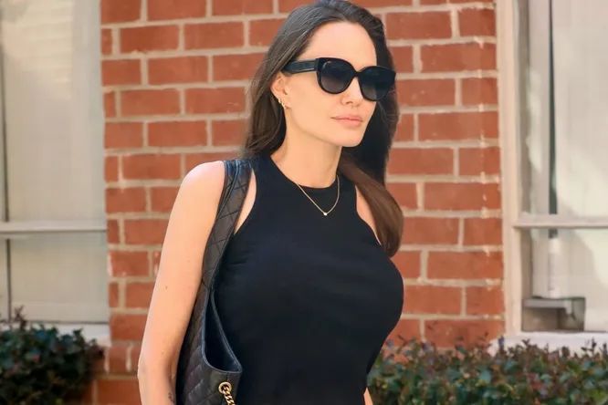 Angelina Jolie - aparitie curajoasa pe strazile din Beverly Hills! Vezi cum arata acum corpul vedetei - FOTO Angelina Jolie - aparitie curajoasa pe strazile din Beverly Hills! Vezi cum arata acum corpul vedetei - FOTO