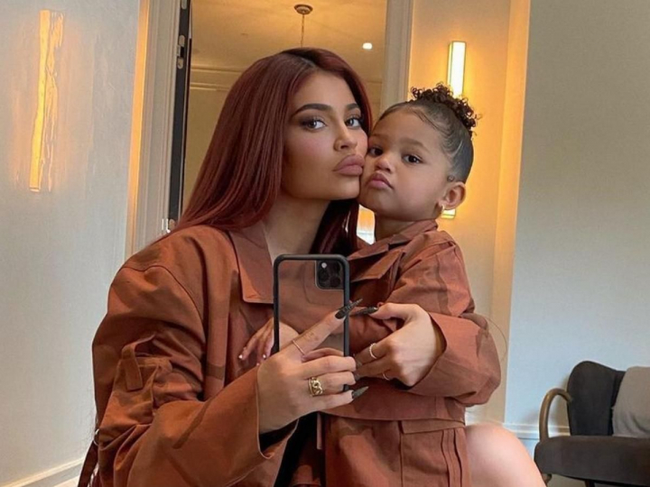 Stormi este la fel de stilata ca si mama sa! Vezi cum arata si cat costa una dintre cele mai scumpe genti ale fiicei lui Kylie Jenner - FOTO Stormi este la fel de stilata ca si mama sa! Vezi cum arata si cat costa una dintre cele mai scumpe genti ale fiicei lui Kylie Jenner - FOTO
