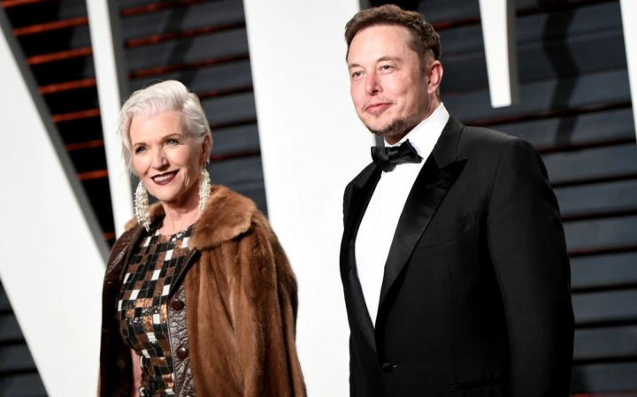 De ce mama lui Elon Musk doarme in garaj cand il viziteaza pe miliardar