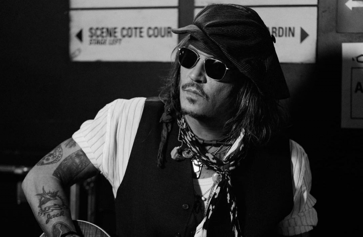 Johnny Depp - aparitie cosmica la MTV VMA. Actorul a zburat deasupra scenei intr-un costum de astronaut - VIDEO