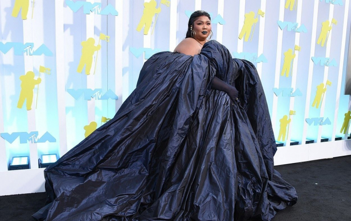 „De ce poarta o cortina?” Cantareata Lizzo, ironizata dupa aparita inedita de la Gala MTV - FOTO „De ce poarta o cortina?” Cantareata Lizzo, ironizata dupa aparita inedita de la Gala MTV - FOTO