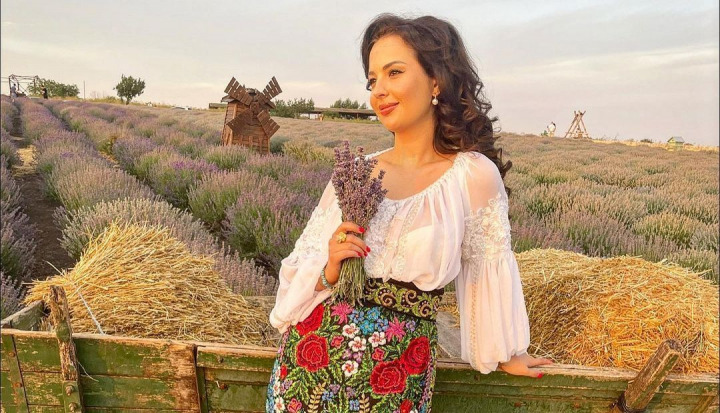 Sarbatoare dubla in familia Doinei Sulac! Vezi ce mesaj emotionant le-a dedicat interpreta mamei si bunicii sale: „Cele mai importante femei din viata mea” - FOTO Sarbatoare dubla in familia Doinei Sulac! Vezi ce mesaj emotionant le-a dedicat interpreta mamei si bunicii sale: „Cele mai importante femei din viata mea” - FOTO