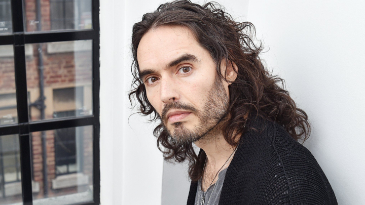 Russell Brand, fostul sot al lui Katy Perry, i-a infuriat pe locuitorii unui sat pitoresc din Anglia. Acesta vrea sa transforme un pub aflat intr-o cladire din secolul al XV-lea in restaurant vegan