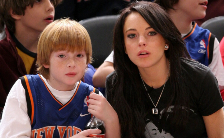 Dupa 24 de ani, Lindsay Lohan a recreat o fotografie draguta cu fratele sau - FOTO Dupa 24 de ani, Lindsay Lohan a recreat o fotografie draguta cu fratele sau - FOTO