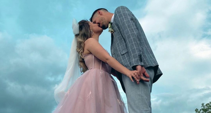 Dupa o nunta ca in povesti, a urmat o zeama in stil traditional! Diana Stoica si sotul sau s-au distrat de minune alaturi de invitatii lor, pana in zori: „Cu siguranta nu va fi mai trist decat la nunta” - VIDEO Dupa o nunta ca in povesti, a urmat o zeama in stil traditional! Diana Stoica si sotul sau s-au distrat de minune alaturi de invitatii lor, pana in zori: „Cu siguranta nu va fi mai trist decat la nunta” - VIDEO