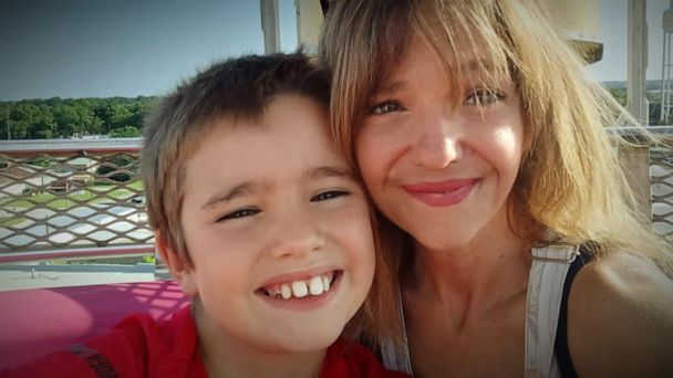 Erou la 10 ani! Un baietel si-a salvat mama dupa ce aceasta a facut o criza de epilepsie in piscina: „E ingerul meu pazitor" - VIDEO