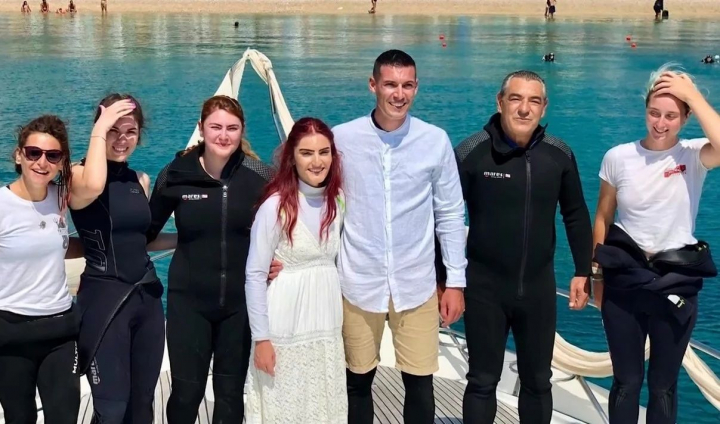 Nunta subacvatica langa o insula din Grecia. Mirii si domnisoarele de onoare au facut cursuri de scufundare timp de 4 zile - VIDEO Nunta subacvatica langa o insula din Grecia. Mirii si domnisoarele de onoare au facut cursuri de scufundare timp de 4 zile - VIDEO