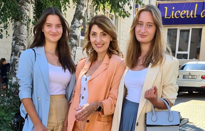 Abia si-a putut tine lacrimile! Interpreta Aura a mers cu mari emotii la primul sunet, alaturi de fiicele sale, care sunt deja in clasa 12-a: „Am absolvente anul asta” - FOTO/VIDEO Abia si-a putut tine lacrimile! Interpreta Aura a mers cu mari emotii la primul sunet, alaturi de fiicele sale, care sunt deja in clasa 12-a: „Am absolvente anul asta” - FOTO/VIDEO