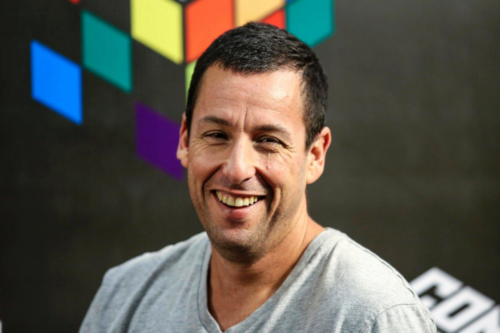 Adam Sandler a fost surprins in timp ce mergea cu un baston. Afla cum se simte actorul - FOTO