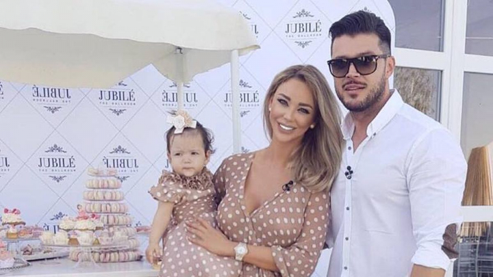 Bianca Dragusanu, aparitie alaturi de fostul sau sot, Victor Slav, in prima zi de scoala a fiicei lor: „Am mari emotii” - FOTO Bianca Dragusanu, aparitie alaturi de fostul sau sot, Victor Slav, in prima zi de scoala a fiicei lor: „Am mari emotii” - FOTO