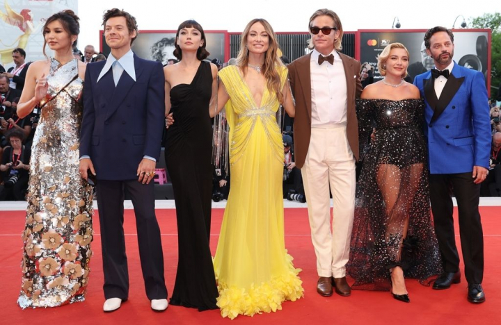 Publicul a ramas nemultumit de noul film al Oliviei Wilde cu Harry Styles in rol principal. Afla care este motivul: „Nu este nimic in neregula cu asta, doar ca filmul nu este foarte bun” Publicul a ramas nemultumit de noul film al Oliviei Wilde cu Harry Styles in rol principal. Afla care este motivul: „Nu este nimic in neregula cu asta, doar ca filmul nu este foarte bun”