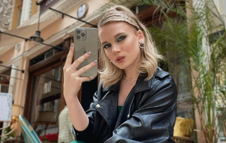 A scris o noua poveste pe portativ! Evelina Negru a lansat piesa „Oglinda” si a prezentat un videoclip oficial pentru aceasta: „Sper sa ajunga la inimile voastre” - VIDEO A scris o noua poveste pe portativ! Evelina Negru a lansat piesa „Oglinda” si a prezentat un videoclip oficial pentru aceasta: „Sper sa ajunga la inimile voastre” - VIDEO