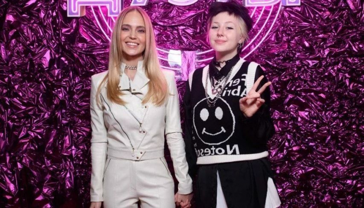 Fiica lui Glukoza a negat noutatea despre faptul ca este o persoana non-binara: „Vreau pur si simplu sa fiu diferita...” Fiica lui Glukoza a negat noutatea despre faptul ca este o persoana non-binara: „Vreau pur si simplu sa fiu diferita...”