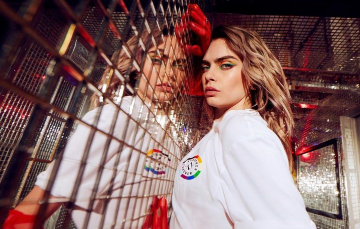 Cara Delevingne, fotografiata dezorientata, in timp ce se plimba haotic in sosete. Imaginile au starnit ingrijorare printre fani - FOTO
