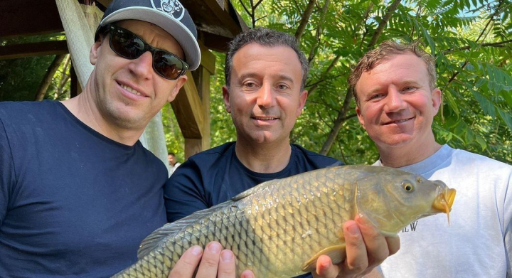 Asa nu i-ai mai vazut! Formatia Zdob si Zdub si fratii Advahov au lasat tinutele de scena acasa si au schimbat instrumentele muzicale pe cele de pescuit. Vezi cum s-au relaxat artistii intr-o zi linistita de vara: „Noi suntem pescari sportivi” - VIDEO Asa nu i-ai mai vazut! Formatia Zdob si Zdub si fratii Advahov au lasat tinutele de scena acasa si au schimbat instrumentele muzicale pe cele de pescuit. Vezi cum s-au relaxat artistii intr-o zi linistita de vara: „Noi suntem pescari sportivi” - VIDEO