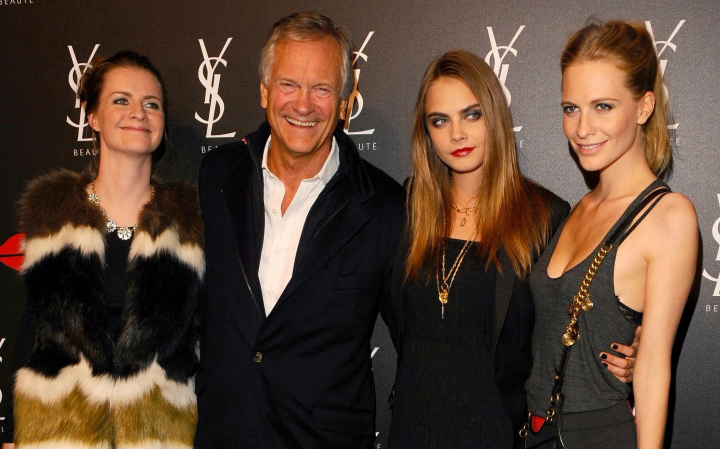 Familia Carei Delevingne a comentat comportamentul si infatisarea ciudata a modelului: „Suntem cu totii incredibil de ingrijorati” Familia Carei Delevingne a comentat comportamentul si infatisarea ciudata a modelului: „Suntem cu totii incredibil de ingrijorati”