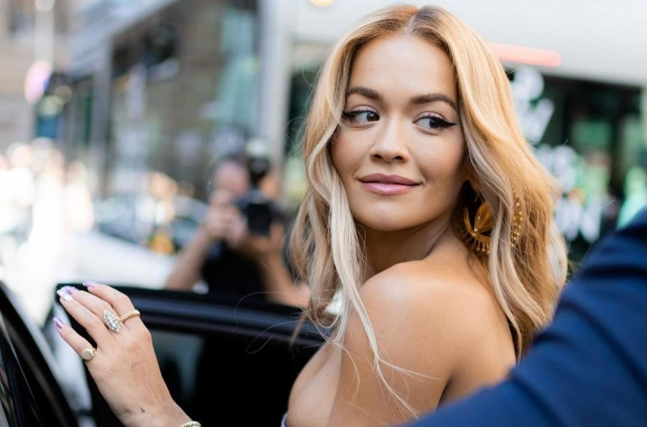 Instagram vs. realitate. Rita Ora, fotografiata in colanti si fara urma de machiaj, inainte de show-ul de la „Rock In Rio” - FOTO