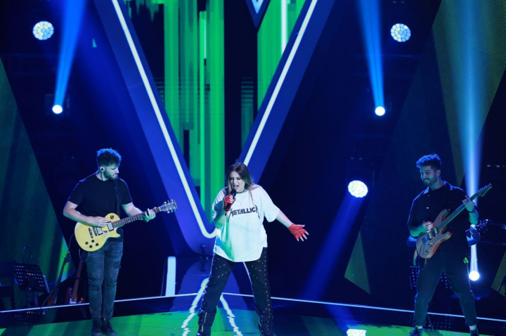 L-a convins pe Tudor Chirila dupa doar 2 secunde! Rockerita Carmen Cusa a zguduit scena si a intors toate scaunele la Vocea Romaniei - VIDEO L-a convins pe Tudor Chirila dupa doar 2 secunde! Rockerita Carmen Cusa a zguduit scena si a intors toate scaunele la Vocea Romaniei - VIDEO
