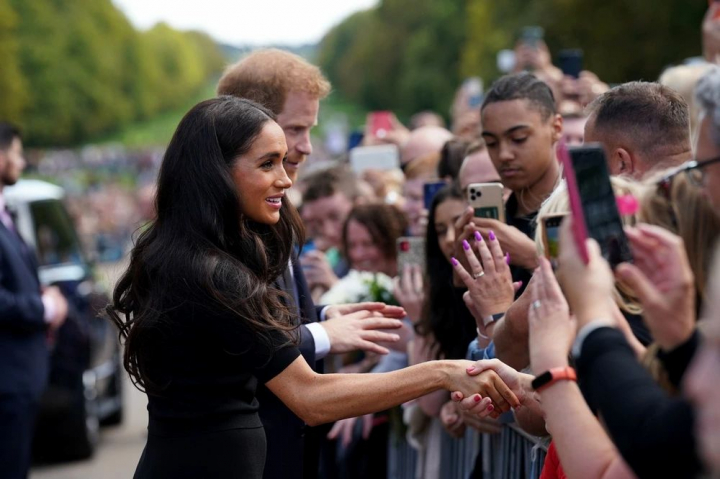 Meghan Markle, baie de multime, cu pantofi de 300 de lire sterline si cercei de 1.500