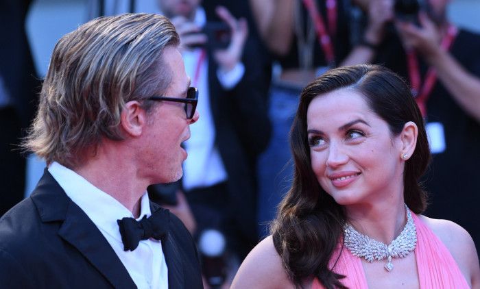 Brad Pitt, flirt pe covorul rosu cu fosta iubita a lui Ben Affleck. Ipostazele in care a fost surprins actorul cu Ana de Armas