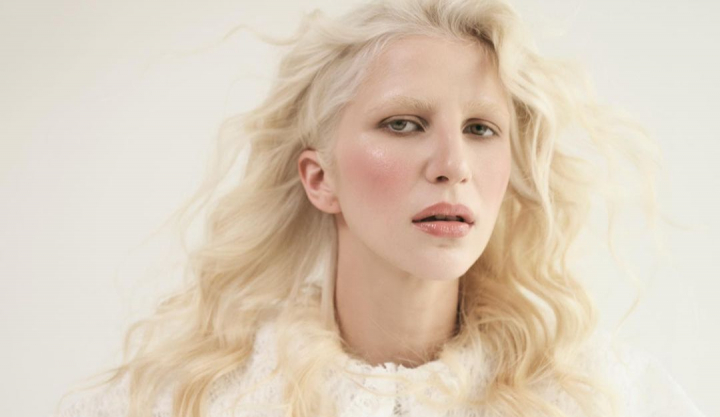 Este prima interpreta din Moldova si Romania care si-a decolorat sprancenele si nu regreta acest lucru! Afla ce a povestit Dara despre aceasta experienta a sa: „A fost atat de interesanta senzatia cand m-am vazut prima data fara ele”