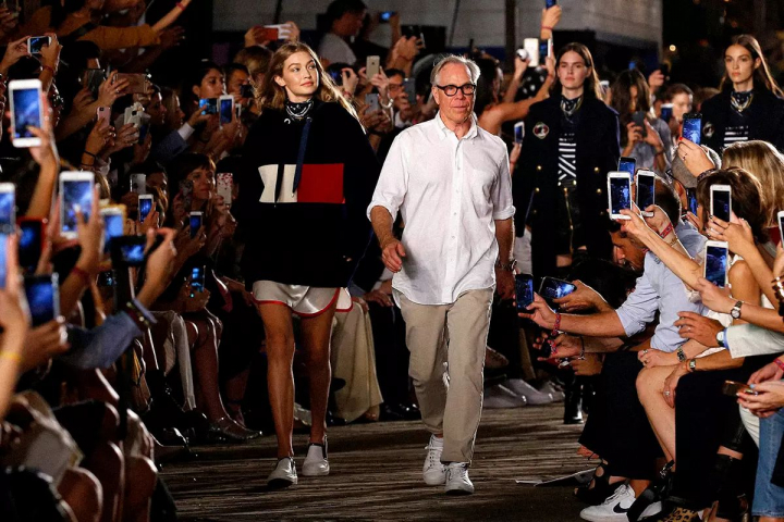 Pentru prima data, in cadrul prezentarii noiii colectii a brandului Tommy Hilfiger au defilat barbati de dimensiuni si varste non-model - FOTO
Pentru prima data, in cadrul prezentarii noiii colectii a brandului Tommy Hilfiger au defilat barbati de dimensiuni si varste non-model - FOTO