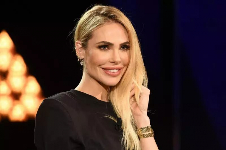 Francesco Totti si Ilary Blasi, divort cu scandal - Infidelitati, depresie si povesti incendiare din familia fostului star al Romei Francesco Totti si Ilary Blasi, divort cu scandal - Infidelitati, depresie si povesti incendiare din familia fostului star al Romei